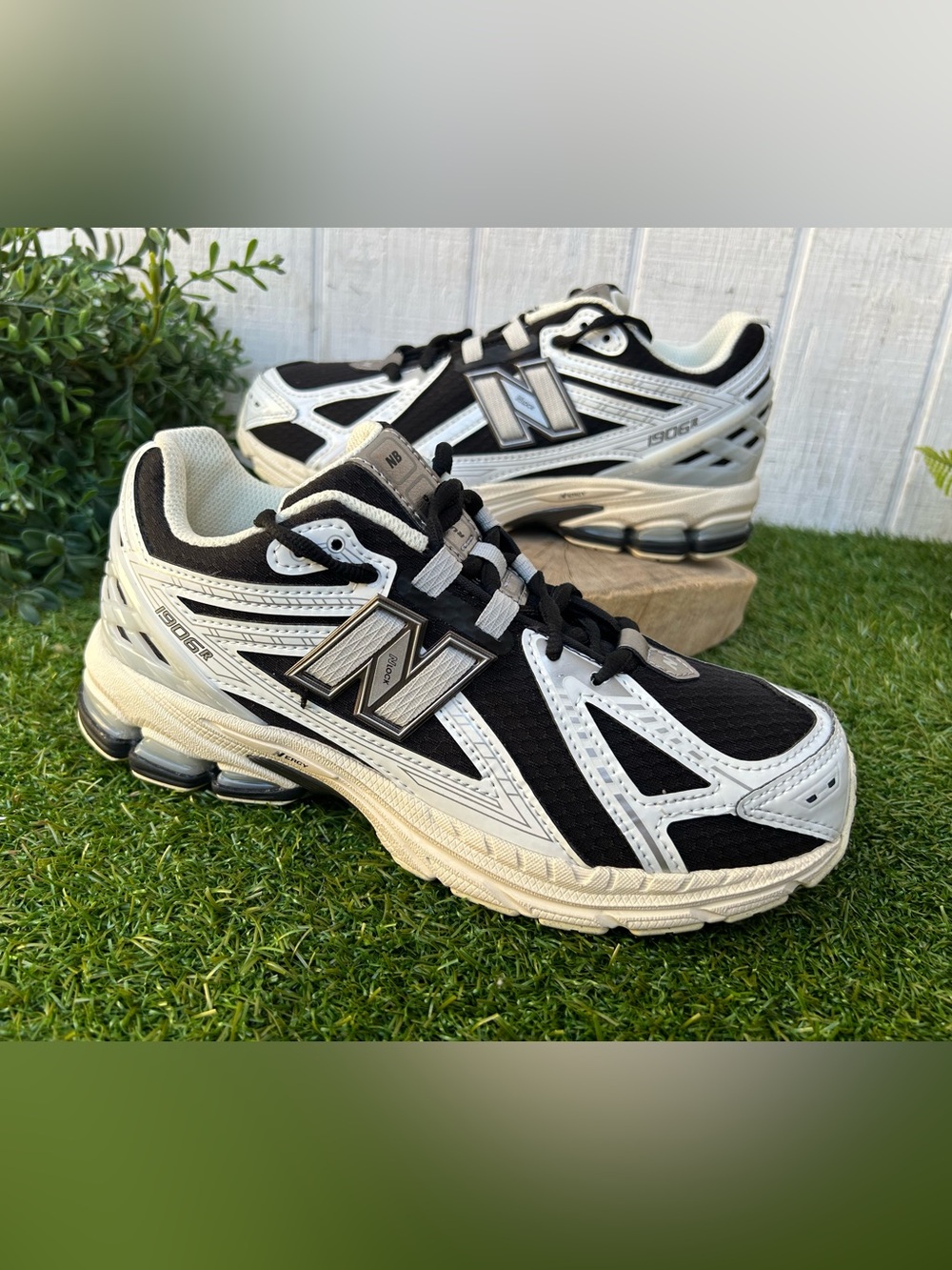 New Balance 1906R M6.5 / W8
$159.99 Color White | Black | Silver like new